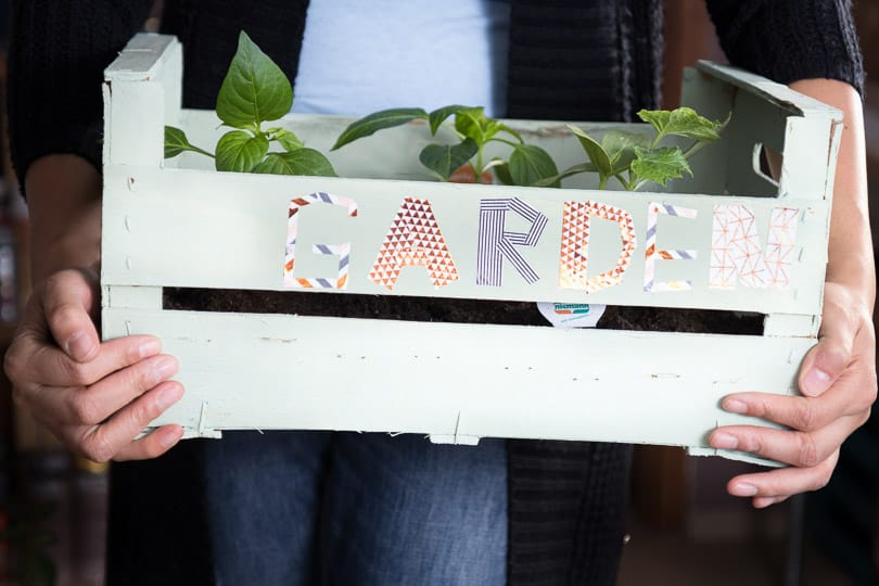 DIY Blumenbeet aus Holzstiege-