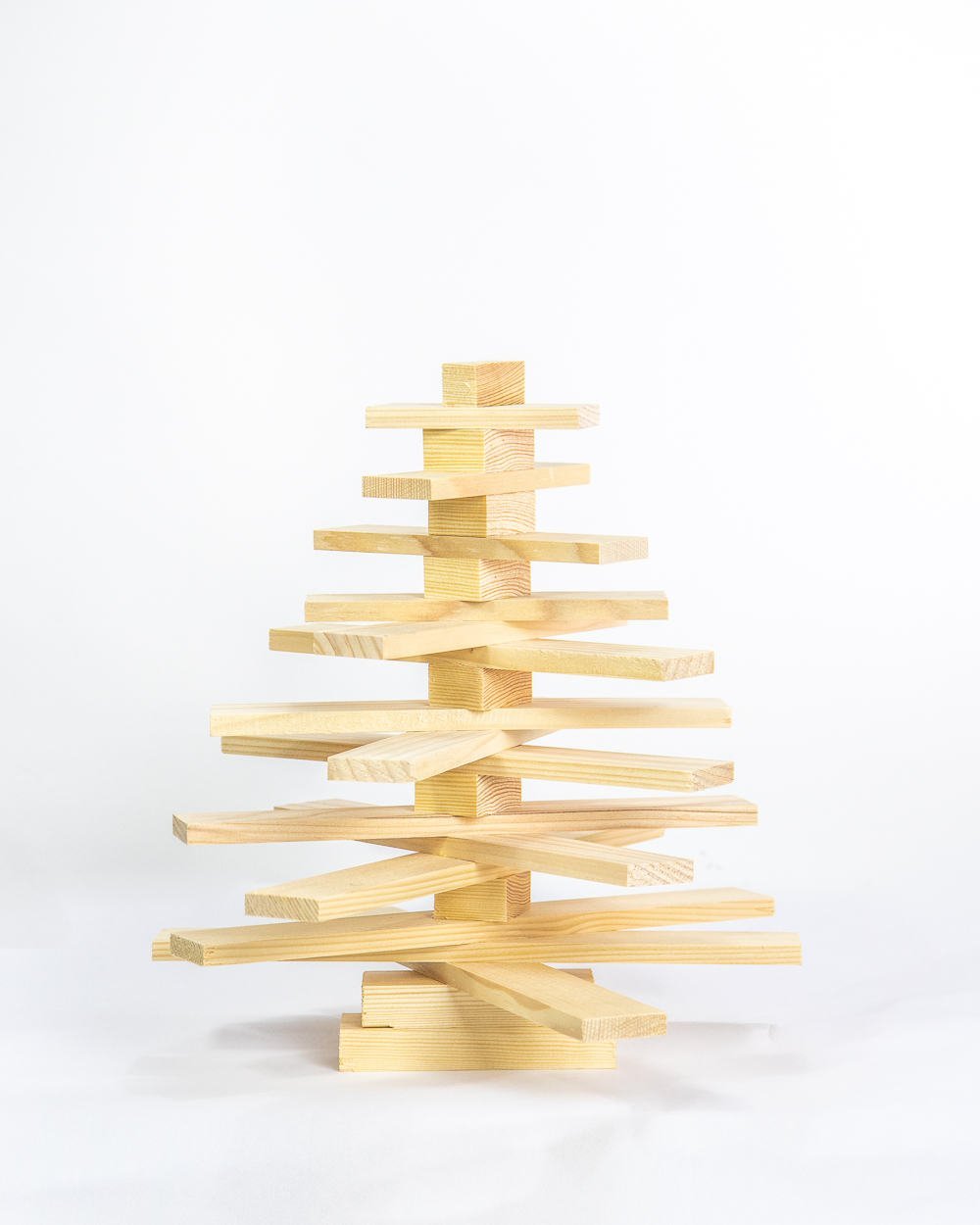 Weihnachtsbaum aus Holz basteln - mit Varta