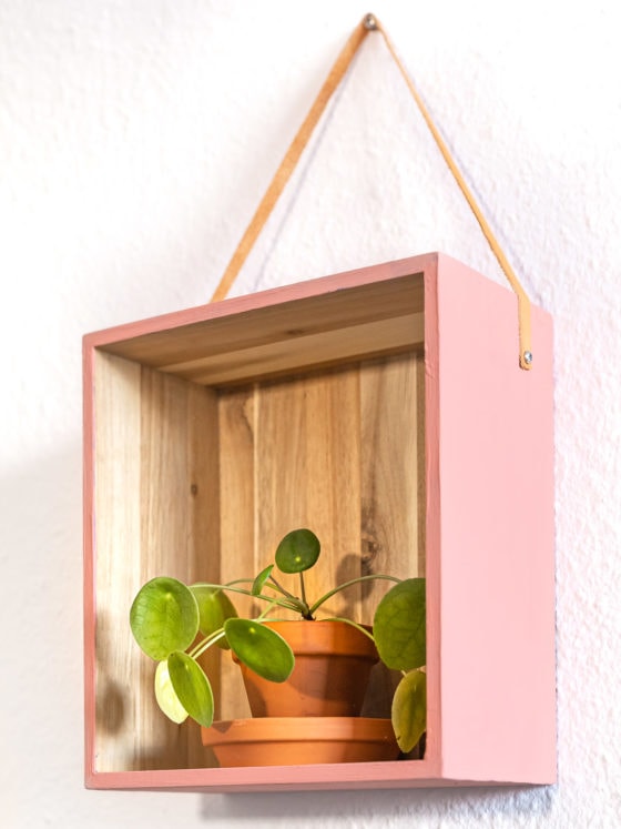 DIY Inspiration Hängeregal Lederband kiste